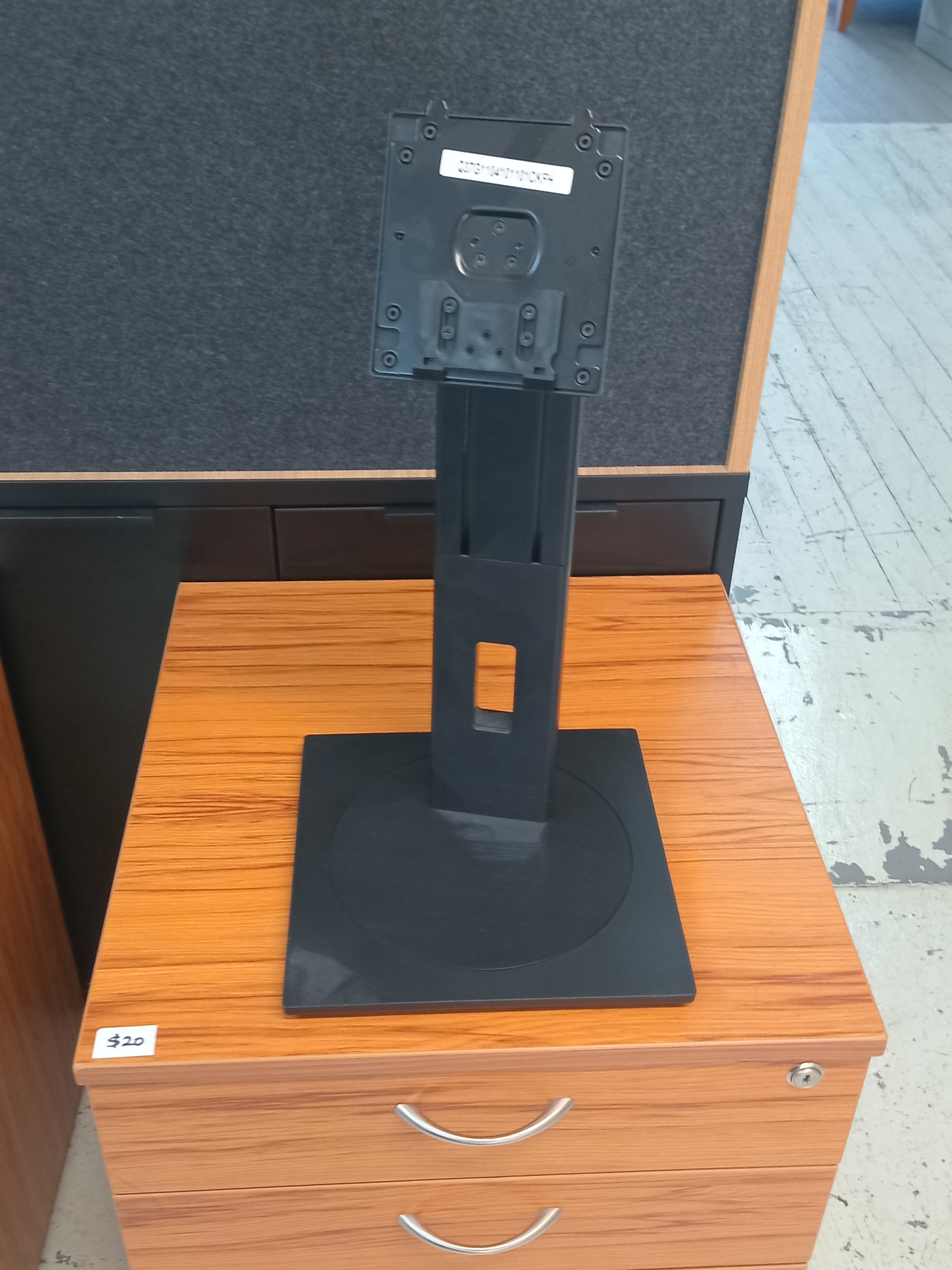 Swivelling monitor stand