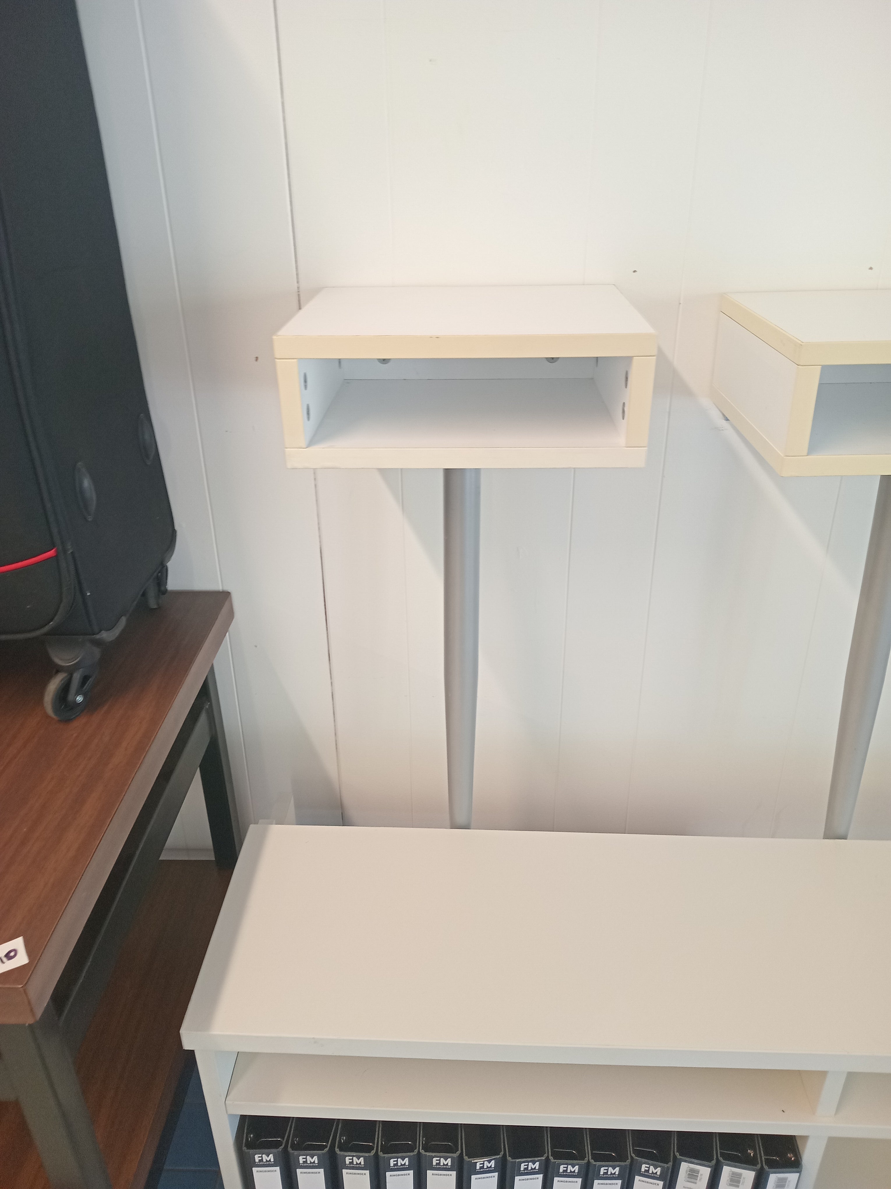 Free standing mini shelf