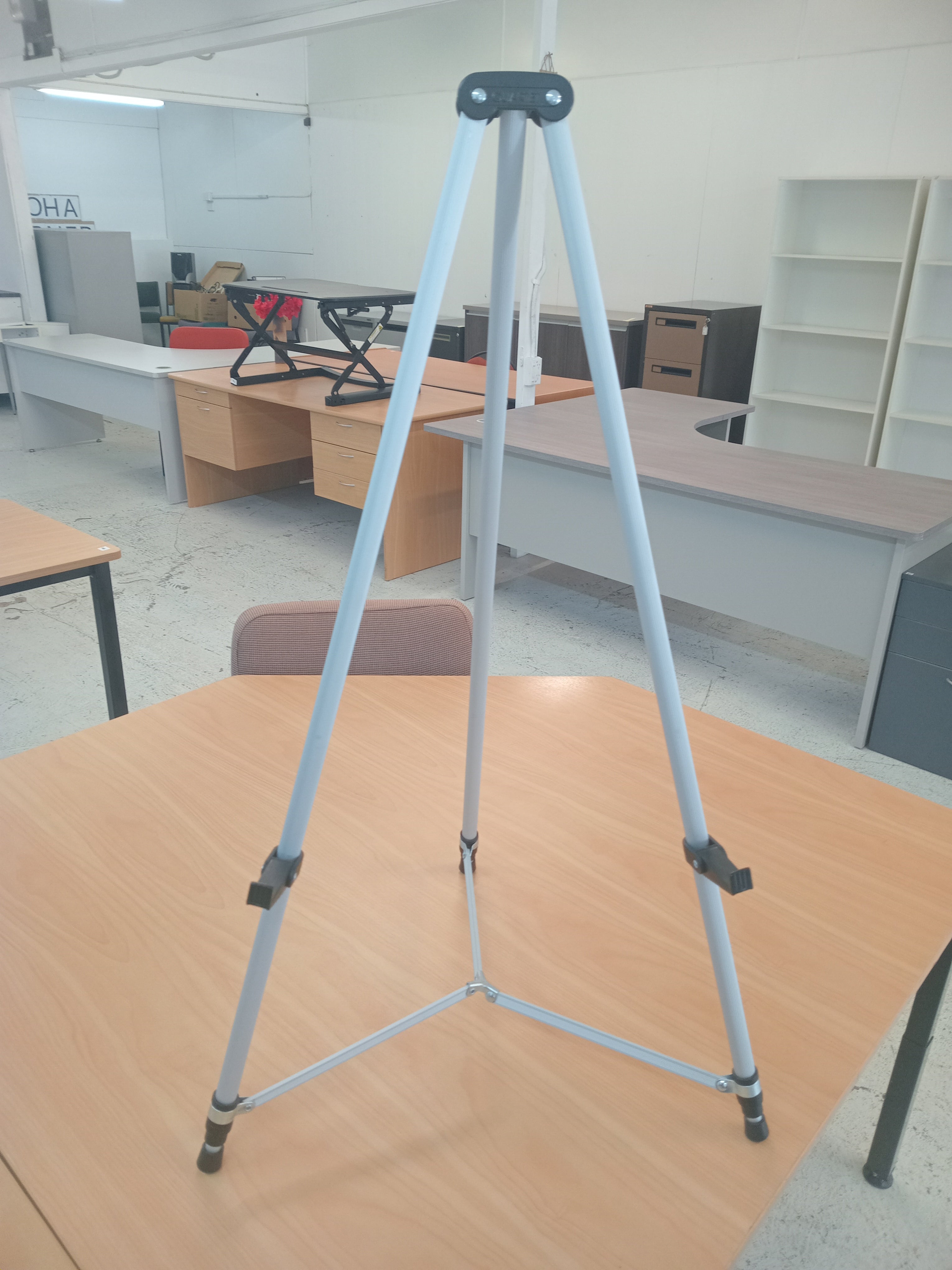 Metal standing easel with adjustable legs